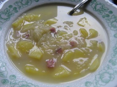 Zelná polévka s klobásou