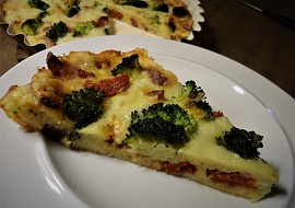 Sýrový koláč s klobásou a brokolicí recept