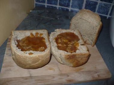 Pikantní gulášek v chlebu