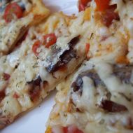 Pizza s rybičkami a sýrem recept