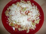 Těstovinovo-zeleninový salát s kuřecím masem recept  TopRecepty ...