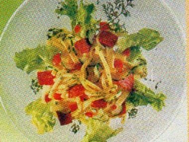 Těstovinový salát se salámem