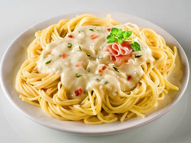 Špagety s kuřecím masem a bazalkovou omáčkou
