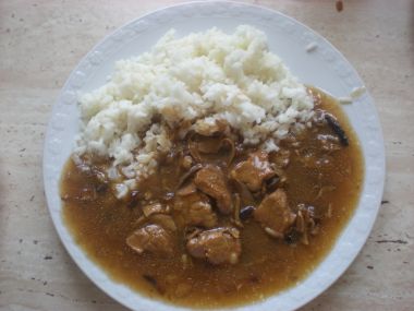 Vepřové maso na houbách s rýží.