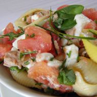 Rajčatový salát s tuňákem a těstovinou recept