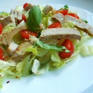 Zeleninový salát s pikantním tuňákem recept