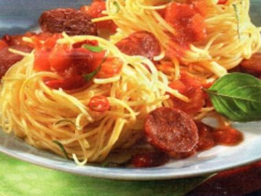 Špagetová hnízda s pikantní omáčkou a klobásou