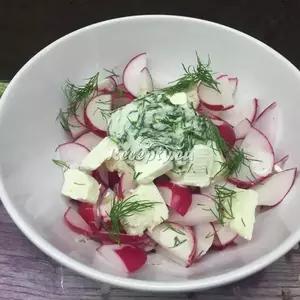 Ředkvičkový salát s jarními cibulkami recept  saláty