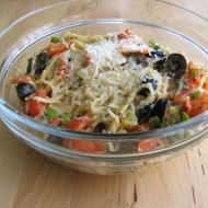 Špagety s rajčaty, olivami a jarní cibulkou recept