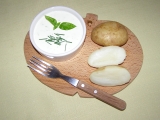 Nové brambory máčené v bazalkovém dipu recept