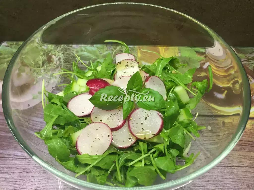 Salát z rukoly a ředkviček recept  saláty