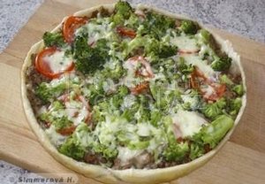 Masový koláč s brokolicí