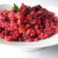 Salát z quinoi s červenou řepou recept