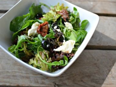 Listové saláty s olivami a sušenými rajčaty