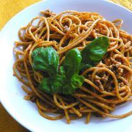 Celozrnné špagety s mletým a čertovskou omáčkou recept