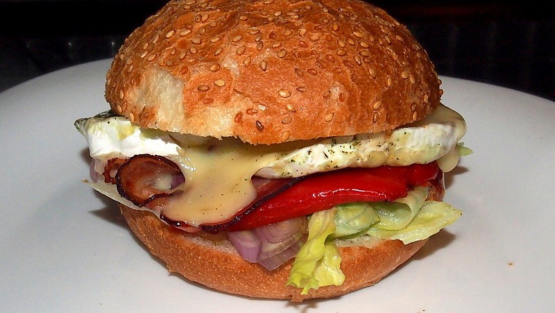 Hamburger s grilovaným hermelínem recept