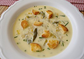 Cuketová polévka s pórkem a sýrem recept