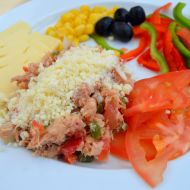 Tuňákový salát s cibulí, paprikou a parmazánem recept