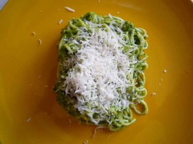 Brokolice se špagetami, sypané parmezánem