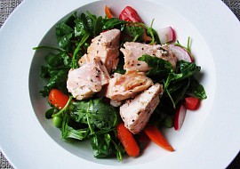Zeleninový salát s kousky lososa recept