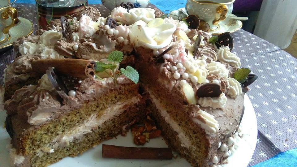 Ořechový dort s dvoubarevnou šlehačkou a růžičkami recept ...