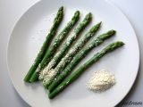 Zelený chřest s veganským parmezánem recept