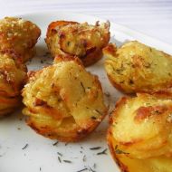 Zapečené bramborovo-česnekové košíčky se sýrem recept