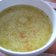 Krupicová polévka s květákem recept