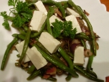 Teplý fazolkový salát s balkánským sýrem recept
