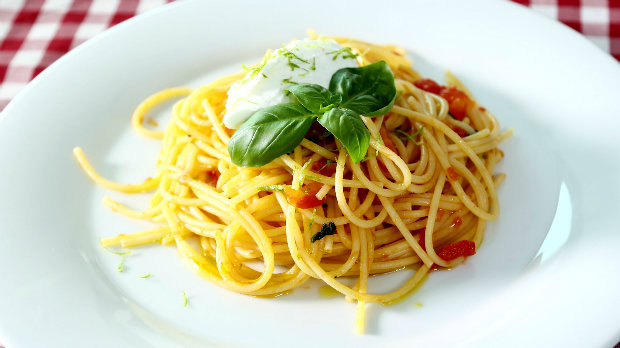 Špagety s rajčaty a ovčím sýrem