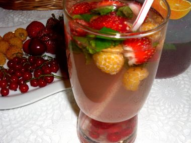 Mátový nápoj s ovocem