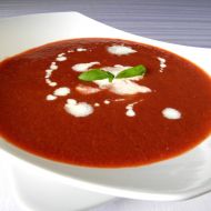 Pikantní polévka z červené řepy a rajčat recept