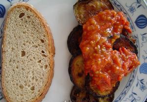 Smažený baklažán (tykvička) s rajčaty (bulharská kuchyně ...