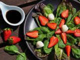 Salát s jahodami a balsamicem recept