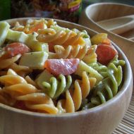 Salát z těstovin, zeleniny a sýra recept
