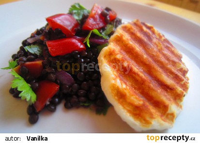 Salát z čočky beluga, rajčat a sýra halloumi recept