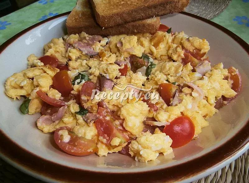 Míchaná vejce s rajčaty a slaninou recept  jídla z vajec