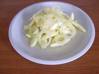 Jablkový salát s cibulí