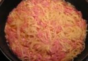 Smažené špagety se sýrem
