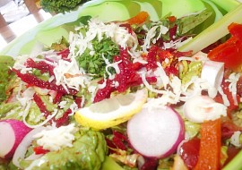 Zdravý barevný salát z několika druhů zeleniny recept
