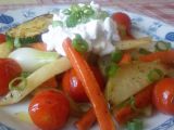 Teplý zeleninový salát se sýrem recept