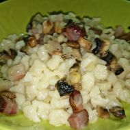 Domácí halušky s uzenou slaninou a houbami recept