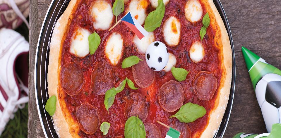 Domácí pizza jako fotbalové hřiště