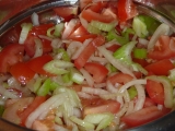 Rajčatový salát s cibulí a řapíkatým celerem recept
