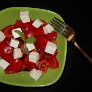 Rajčatový salát s lučinou a balsamikovým octem recept