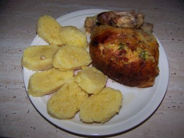Kuře s nádivkou a houskovým knedlíkem