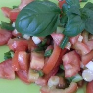 Rajčatový salát s jarní cibulkou recept