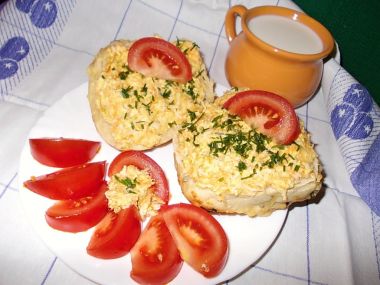 Epesní sýrová pomazánka s mrkví a okurkami