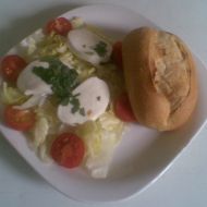 Ledový salát s mozzarelou a cherry rajčátky recept