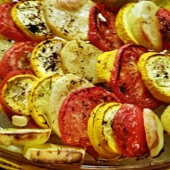 Překládaná žlutá cuketa s brambory a rajčaty recept
